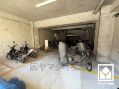 屋内駐輪場なので、雨や風、直射日光から自転車を守ることができます。