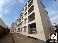 浴室にも小窓が付いているので明るく、こもりがちな湿気もすぐ取り除くことができます。