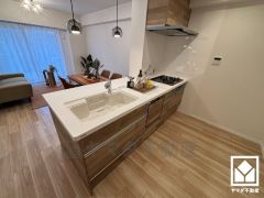 フラットタイプのカウンターキッチンなので配膳や片付けがしやすく、お料理中でもお子様の様子が分かって安心です。