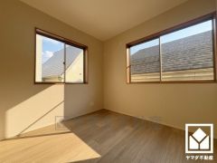 約4.5帖の2階東側洋室です。全室2面採光。明るい陽光がたっぷり差し込む心地よい生活空間です。