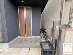 ドアのスリット窓から光が差し込み、外出時にも帰宅時にも、明るい気持ちになれる玄関です。防犯性に優れたダブルロックドアです。