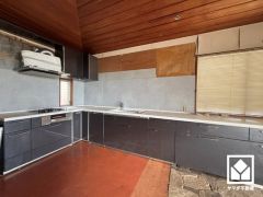 広々とした作業スペースがありお料理がはかどりそうなキッチンです。L型なので作業動線も最短距離で効率良く動けます。2面採光の大きな窓がございますので昼間は手元が明るく、お料理が楽しくなります。