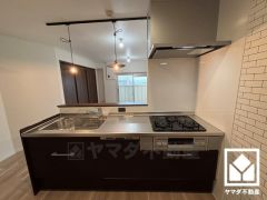 カウンターキッチンなので配膳や片付けがしやすく、お料理中でもお子様の様子が分かって安心です。