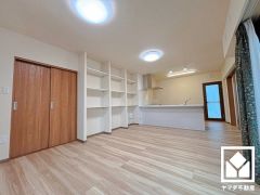 リビングには壁面収納があり、住空間を広々お使いいただけます。