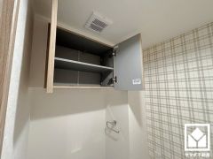 トイレにはトイレットペーパーのストックや、消耗品置き場などとしてお使いいただける吊戸棚がございます。