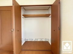 新たに家具を買わなくても良いので、ハンガーパイプ付きのクローゼットは嬉しいですね。（リフォーム前の写真です）