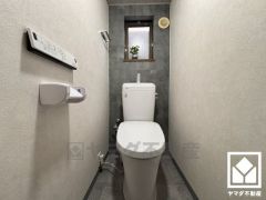 明るく清潔感溢れるトイレです。小窓が付いているので日中は明るく、居心地の良いプライベートスペースです。タオル掛けやペーパーホルダーも設置済みです。