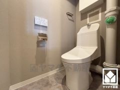 明るく清潔感溢れるトイレです。トイレットペーパーのストックや消耗品置き場などとしてお使いいただける吊戸棚がございます。