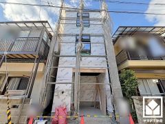 車で北側5分圏内に国道43号線が通っており、阪神高速道路の武庫川出入口や鳴尾浜出入口も5分圏内にございます。大阪方面へ出やすく、車での移動にも便利な立地です。