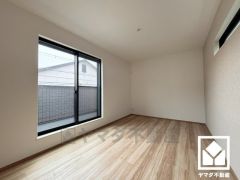 約7.4帖の洋室です。大きな窓からは明るい光が降り注ぎます。柔らかな光が差し込むお部屋で、快適で落ち着いた生活をお送りいただけます。