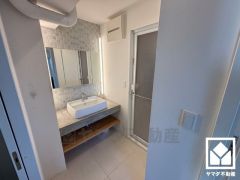 下部に棚がありスッキリお使い頂ける洗面台です。洗練されたデザインと機能性が融合し、毎日の身支度が特別なひとときに。