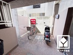 随所に駐輪場・バイク置き場が設置されています。