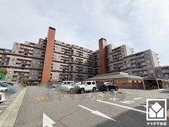 リビングやホールにも収納スペースがあり、住空間を広々お使いいただけます。