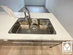 清潔感あふれるシンクで、毎日を気持ちよくスタート。高い静穏性を備えたクリナップの「美・サイレントシンク」を採用しており、快適にお使いいただけます。