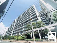 陽光に映える美しい外観。街並みに馴染みながらも、ひときわ目を引く存在感。