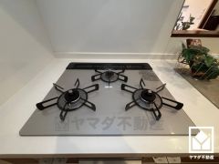 毎日の料理がもっとスムーズに。便利な3口コンロ付きキッチン。
