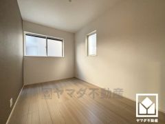 約5.5帖の洋室です。大きな窓からは明るい光が降り注ぎます。柔らかな光が差し込むお部屋で、快適で落ち着いた生活をお送りいただけます。