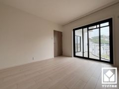 バルコニーにつながるお部屋で、通風・陽当たり良好。