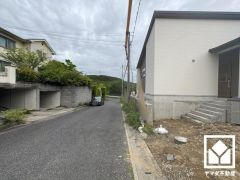 前面道路幅員約6.0mとゆったりとした広さがあるのでファミリーカー等の車の出入れも楽にできます