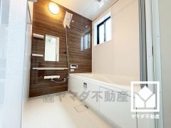 清潔感あふれる空間で、毎日のバスタイムをより快適に。真冬の寒い浴室を暖かく、また雨の日の洗濯物の乾燥にと多用途に活躍する浴室暖房乾燥機付きです。