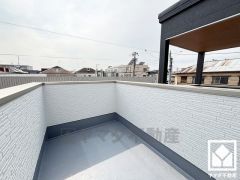 南向きバルコニーで陽当たり、風通し良好。奥行きがあり広々としているため、お洗濯物をたっぷりと干す事ができます。