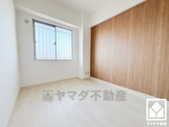 約5帖の西側洋室です。全居室に窓がございます。明るい陽光がたっぷり差し込む心地よい生活空間です。
