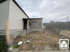 玄関にはたっぷりの収納スペースを完備。靴やアウトドア用品もすっきり収まり、いつでも整った空間に。