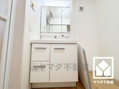 収納付きでスッキリお使い頂ける3面鏡の洗面台です。洗面ボウルが広めなので、忙しい朝でも身支度がしやすく時短になります。