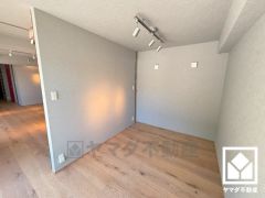 リビングに隣接しており開放感のある空間。テラスにもつながるお部屋で、通風・陽当たり良好です。