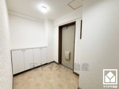 玄関にはシューズボックスを完備。家族の靴もしっかり収納できるので、玄関がいつも片付き、気持ちよくお客様を迎えられます。