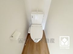 トイレが1階と2階にあるので、朝の忙しい時間にも混雑せず快適です。温水洗浄便座付きで、季節を問わずいつでも温かい便座をお使いいただけます。