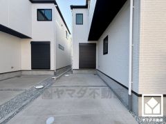 駐車スペース確保。玄関のそばで荷物の上げ下ろしができるので便利です。