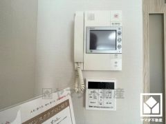 突然の来訪時でも安心なモニター付きインターホンを完備。お留守番中のお子様でも簡単に来訪者の確認ができます。