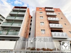 JR福知山線「塚口」駅まで徒歩約6分、阪急電鉄神戸線「塚口」駅まで徒歩約8分、阪急電鉄伊丹線「稲野」駅まで徒歩約23分の立地。