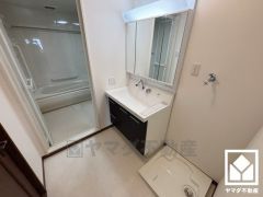 小さなお子様のお風呂上りもこのスペースがあればゆったりとして頂けます。室内洗濯機置場がございますので、天候に左右されず洗濯していただけます。