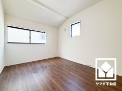 約6帖の洋室です。全居室に窓がございます。明るい陽光がたっぷり差し込む心地よい生活空間です。