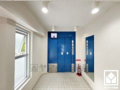 スムーズな移動を叶えるエレベーター。忙しい朝も快適に、ストレスフリーな暮らしをサポート。防犯カメラが設置されておりセキュリティにも配慮されています。