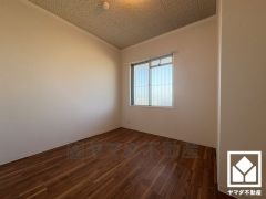 約4.5帖の洋室です。全居室に窓がございます。明るい陽光がたっぷり差し込む心地よい生活空間です。