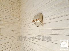 防水コンセントも設置されています。電動工具・高圧洗浄機などの家電を使う際や、防犯カメラ・電灯の設置など、多用途にご利用いただけます。