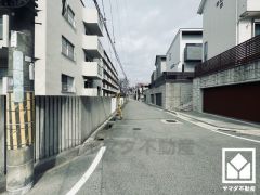 使いやすさとデザイン性を両立。落ち着いた木目調のデザインが魅力のシステムキッチンです。壁付けタイプで空間を有効活用。