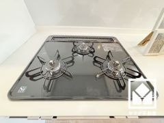 毎日の料理がもっとスムーズに。便利な3口コンロ付きキッチン。