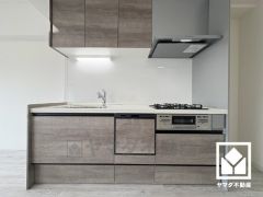 キッチンは空間を有効活用できる壁付けタイプ。