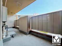 南東側バルコニーで陽当たり、風通し良好。16階部分で前面に視界を遮る高い建物がなく、開放的な景色が広がります。