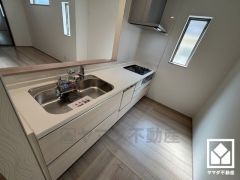 キッチンは対面式なのでお料理中でもお子様の様子が分かって安心です。