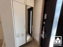 玄関にはシューズボックスを完備。家族の靴もしっかり収納できるので、玄関がいつも片付き、気持ちよくお客様を迎えられます。お出かけの前のチェックにも便利な鏡付きです。