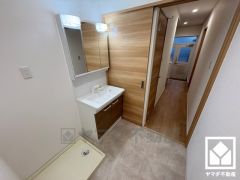 小さなお子様のお風呂上りもこのスペースがあればゆったりとして頂けます。室内洗濯機置場がございますので、天候に左右されず洗濯していただけます。