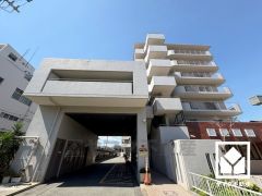 陽光に映える美しい外観。街並みに馴染みながらも、ひときわ目を引く存在感。