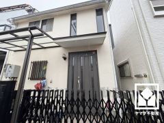 玄関ドアの窓から光が差し込み、外出時にも帰宅時にも、明るい気持ちになれる玄関です。