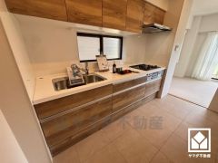 キッチンには窓がございますので、昼間は手元が明るく、お料理がはかどります。