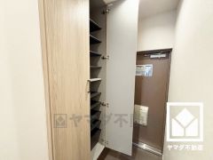 玄関にはシューズボックスを完備。家族の靴もしっかり収納できるので、玄関がいつも片付き、気持ちよくお客様を迎えられます。